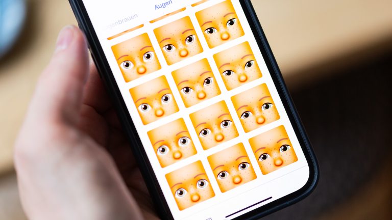 Auf einem iPhone ist die Auswahl für die Memoji-Augen zu sehen.