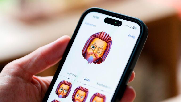 Auf einem iPhone probiert ein Memoji gerade eine sternförmige Brille aus.