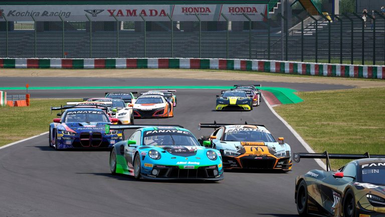 Screenshot von Assetto Corsa Competizione, auf dem ein Feld aus GT3-Fahrzeugen in Suzuka zu sehen ist.