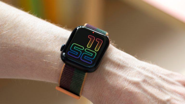 Eine Person hält eine Apple Watch Series 8 an ihrem Handgelenk in die Kamera.
