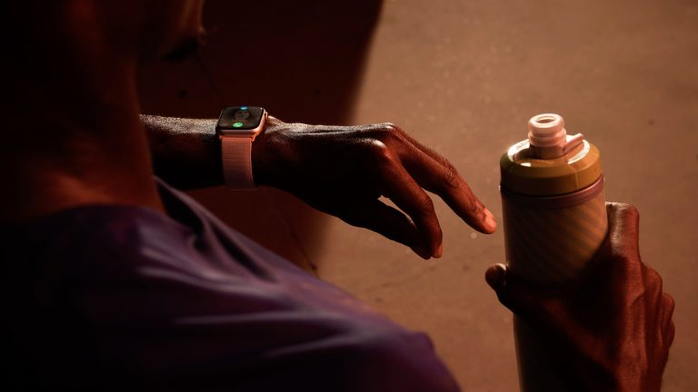 Eine Person, die eine Apple Watch Series 9 trägt, tippt Daumen und Zeigefinger zusammen, um die neue “Double Tap”-Geste zu demonstrieren. Eine Person, die eine Apple Watch Series 9 trägt, tippt Daumen und Zeigefinger zusammen, um die neue “Double Tap”-Geste zu demonstrieren.