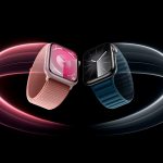Eine Apple Watch Series 9 mit Sport Loop Armband in Hellrosa und eine Apple Watch Series 9 mit Magnetarmband in Pazifikblau.