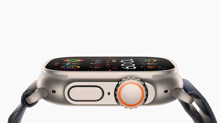 Seitenansicht einer Apple Watch Ultra 2 mit der Seitentaste, dem Digital Crown, Tiefenmesser und drei Mikrofonen. Seitenansicht einer Apple Watch Ultra 2 mit der Seitentaste, dem Digital Crown, Tiefenmesser und drei Mikrofonen.