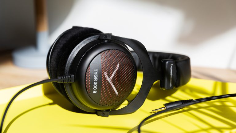 Ein Beyerdynamic Tygr 300 R liegt auf einer grün-gelben Schale.