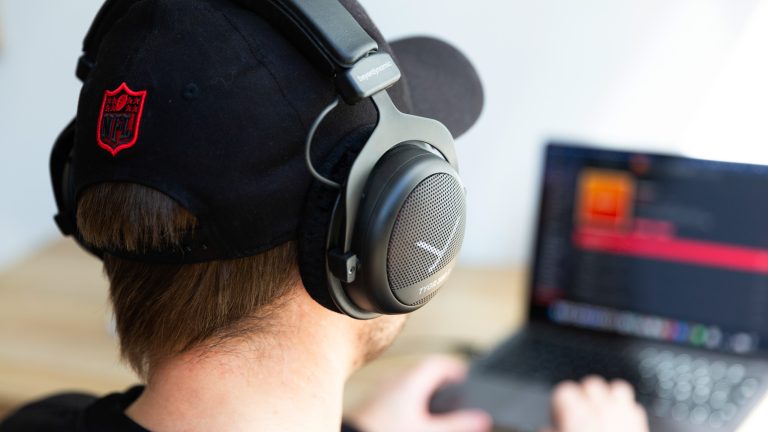 Eine Person mit einem Beyerdynamic Tygr 300 R sitzt vor einem Laptop.