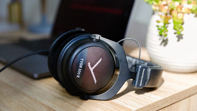 Ein Beyerdynamic Tygr 300 R liegt neben einem MacBook Pro auf dem Tisch.