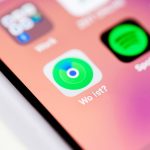 Ein iPhone mit der App “Wo ist?” im Fokus.