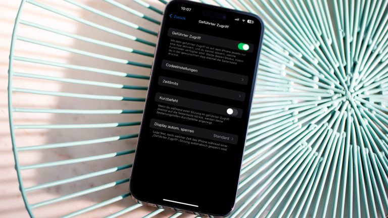 Ein iPhone liegt in einer Schale. Darauf ist der Bildschirm „Geführter Zugriff“ zu sehen.