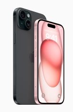 Ein iPhone 15 und ein iPhone 15 Plus in Rosé und Schwarz.