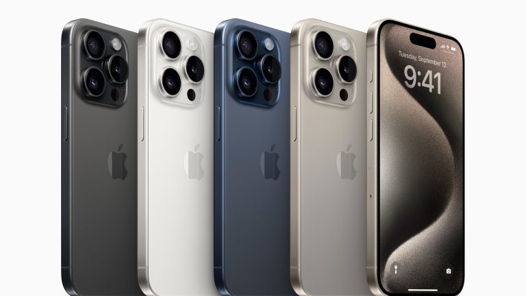 Produktfoto des iPhone 15 Pro in den vier verfügbaren Farben: Natur, Weiß, Blau und Schwarz. Produktfoto des iPhone 15 Pro in den vier verfügbaren Farben: Natur, Weiß, Blau und Schwarz.