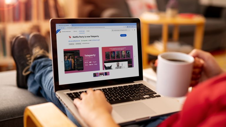 Teleparty: Deine digitalen Begleiter für Entertainment und Sport. Eine Person sitzt in einem Schaukelstuhl mit einer Tasse in der Hand und einem Laptop auf dem Schoß.