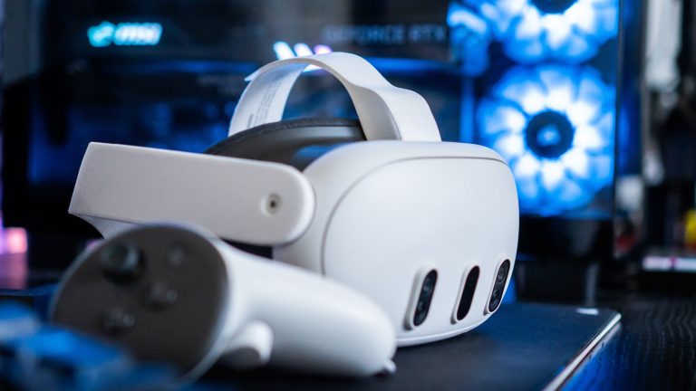 Eine Meta Quest 3 mitsamt Controller liegt vor einem Gaming-PC.