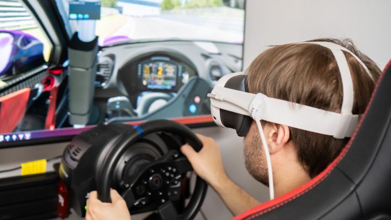 Eine Person sitzt in einem Sim-Rig und spielt iRacing im VR-Modus auf einer Quest 3.