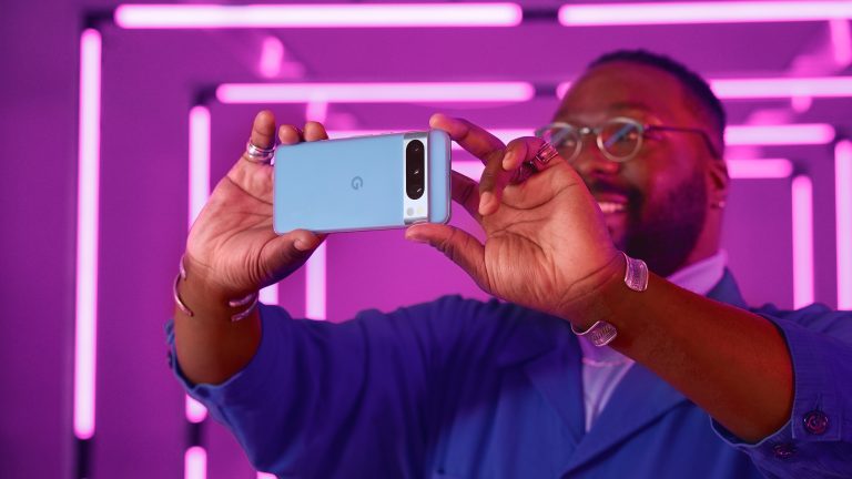 Eine Person hält ein Google Pixel 8 Pro in der Hand und macht damit ein Foto.