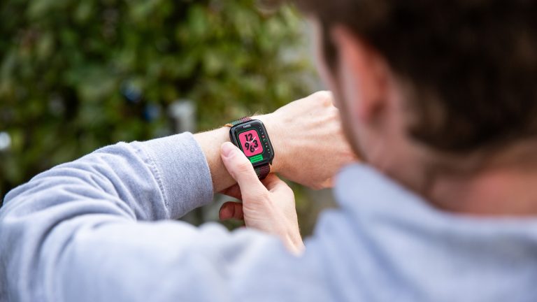 Eine Person ändert auf einer Apple Watch 8 das Zifferblatt.