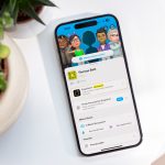 Ein Smartphone liegt auf einem Tisch. Darauf ist ein Snapchat-Profil zu sehen.