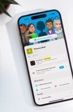 Ein Smartphone liegt auf einem Tisch. Darauf ist ein Snapchat-Profil zu sehen.