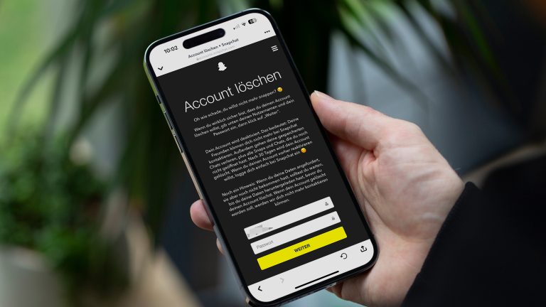 Eine Person hält ein Smartphone in der Hand. Darauf ist der Bildschirm zum Löschen eines Snapchat-Accounts zu sehen.
