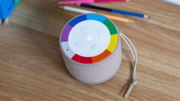 Mit einem Klick werden die 7 liebsten Alben, Playlists oder Podcasts von Spotify gestartet. Der bunte Ring der wobie box mit den 7 bunten Tasten, die jeweils einem Album, Podcast oder einer Playlist zugeordnet werden.