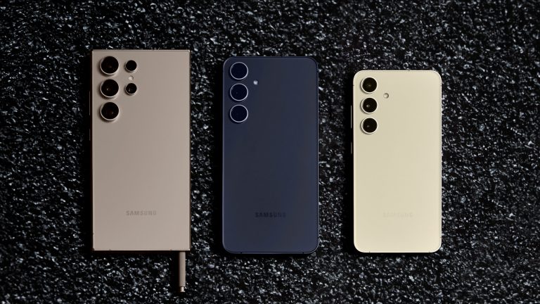 Das Samsung Galaxy S24 Ultra, das S24+ und das S24 liegen auf dunklem Grund nebeneinander.