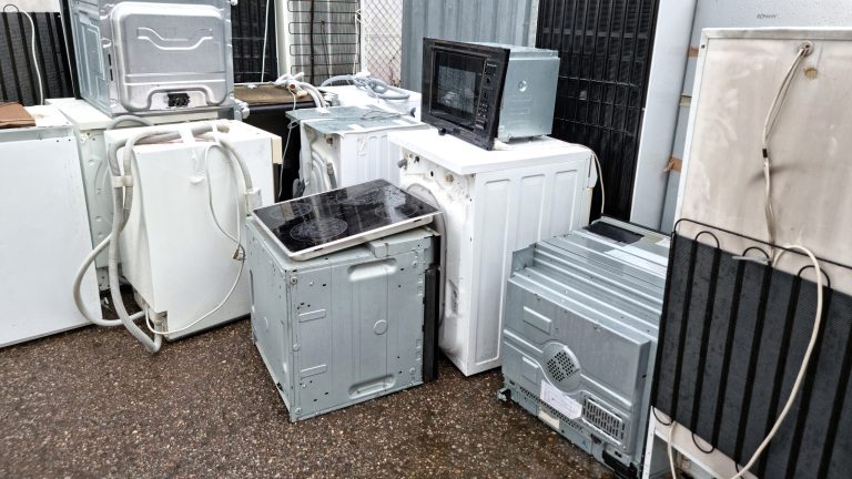 Mehrere Elektro-Großgeräte stehen zusammen an einer Abgabestelle.