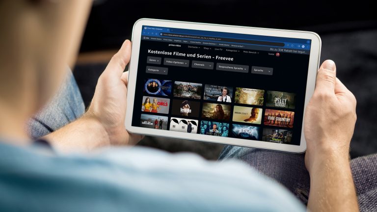 Ein Mann betrachtet das kostenlosen Amazon Prime Freevee Streaming-Angebot auf seinem Tablet.