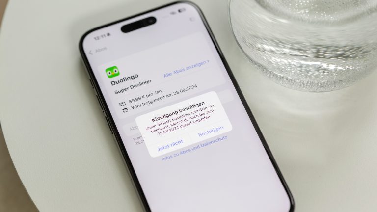 Nahaufnahme von einem iPhone, auf dem Die Kündigungsbestätigung für eine App zu sehen ist.
