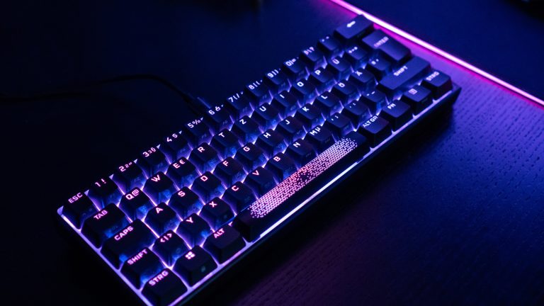 Eine Corsair K65 RGB Mini liegt auf einem Schreibtisch.