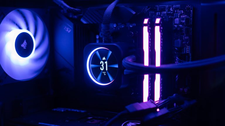 Blick auf einen CPU-Kühler, neben dem zwei RAM-Riegel leuchten.