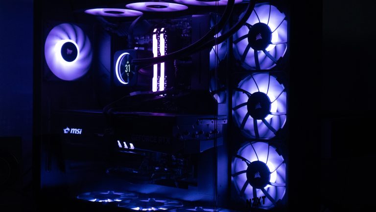 Blick in einen Gaming-PC, der mit reichlich RGB-Beleuchtung ausgestattet ist.