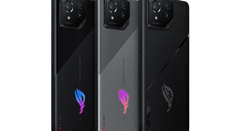 Ein ROG Phone 8 in drei Вариантыn von hinten auf weißem Grund.