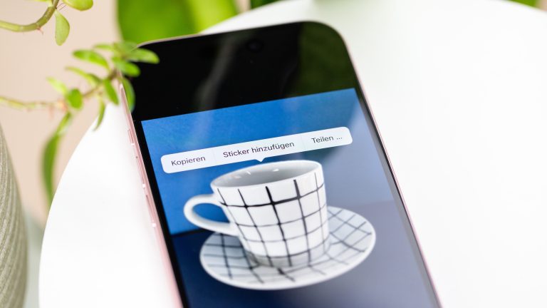 Vorgang zum Erstellen eines Stickers von einer Tasse auf einem iPhone.
