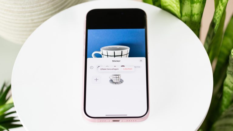 Der Sticker von einer Tasse auf einem iPhone mit Effekt-Auswahl.