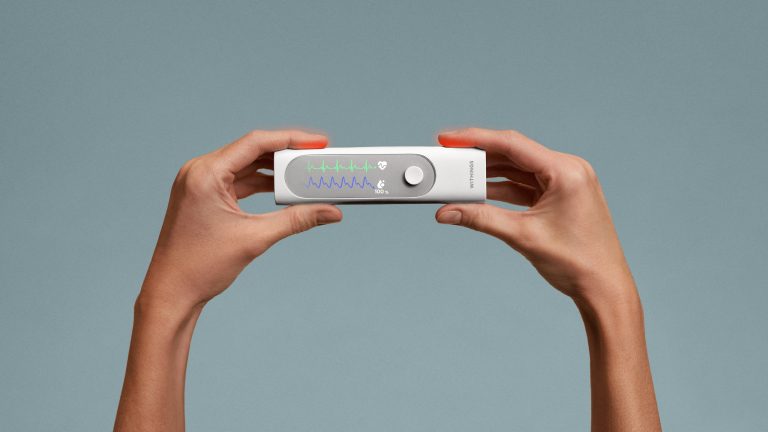 Produktbild von Withings BeamO, auf dem zwei Hände den Vitalmonitor hochhalten.
