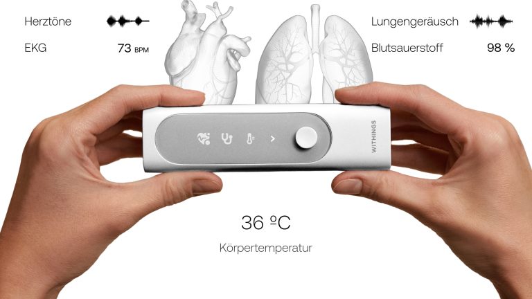 Produktbild von Withings BeamO, auf dem zwei Hände das Gerät hochhalten. Dahinter sind medizinische Abbildungen und Messwerte abgebildet. Produktbild von Withings BeamO, auf dem zwei Hände das Gerät hochhalten. Dahinter sind medizinische Abbildungen und Messwerte abgebildet.