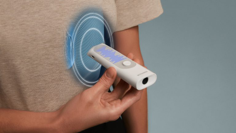 Eine Person hält sich ein Withings BeamO vor die Brust. Eine grafische Darstellung symbolisiert die Herzfrequenzmessung des Geräts. Eine Person hält sich ein Withings BeamO vor die Brust. Eine grafische Darstellung symbolisiert die Herzfrequenzmessung des Geräts.