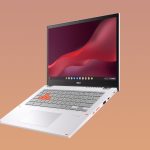 Ein Gaming-Chromebook von Asus vor bräunlichem Grund.