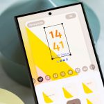 Blick auf ein Samsung Galaxy S24 Ultra, auf dem der Sperrbildschirm angepasst wird.