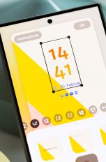 Blick auf ein Samsung Galaxy S24 Ultra, auf dem der Sperrbildschirm angepasst wird.