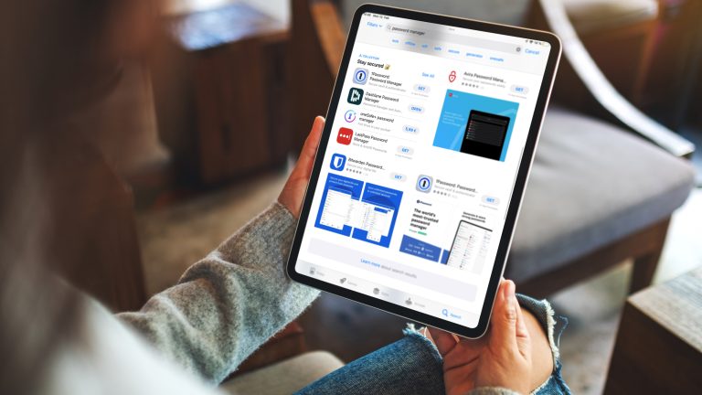 Bei der Wahl deines Passwort-Managers sind einige Kriterien entscheidend. Eine Frau mit iPad, die im Apple App Store nach Passwort-Managern sucht.