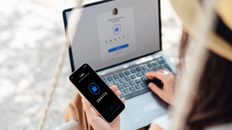 Zwei-Faktor-Authentifizierung benötigen Passwort-Manager zu deiner eigenen Sicherheit Person führt mit Hilfe des Smartphones eine Zwei-Faktor-Authentifizierung durch.