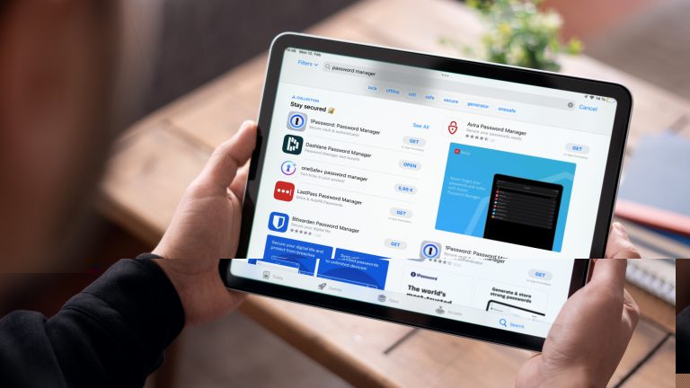 Die meisten Passwort-Manager findest du auf allen gängigen Systemen Eine Person sitzt mit einem iPad in den Händen, auf dem der App Store von Apple geöffnet ist. In der Suche steht Password Manager.