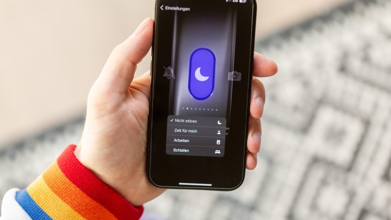 Eine Person hält ein iPhone 15 Pro. Darauf zu sehen ist die Konfiguration der Aktionstaste. Eine Person hält ein iPhone 15 Pro. Darauf zu sehen ist die Konfiguration der Aktionstaste.