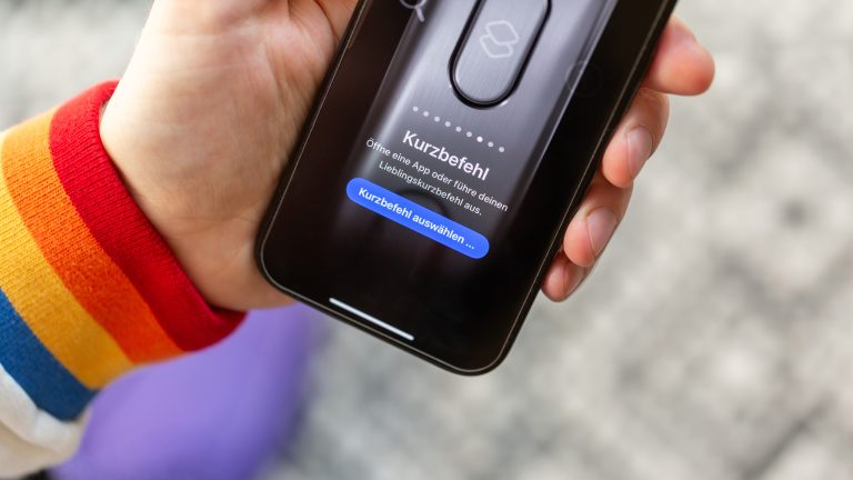 Eine Person hält ein iPhone 15 Pro. Darauf zu sehen ist die Konfiguration der Aktionstaste. Eine Person hält ein iPhone 15 Pro. Darauf zu sehen ist die Konfiguration der Aktionstaste.