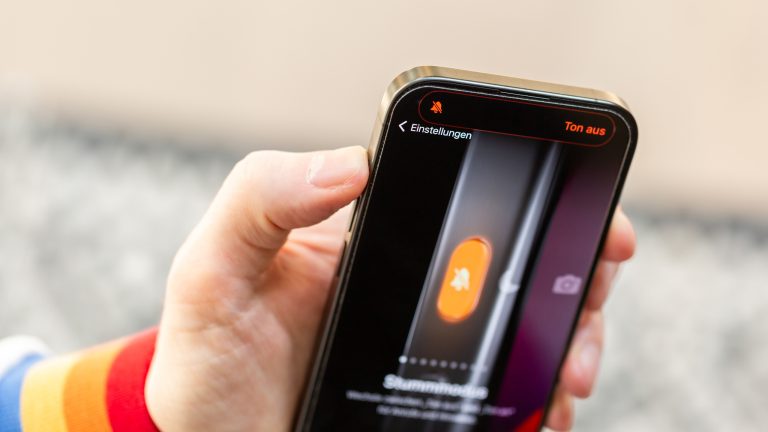 Eine Person betätigt die Aktionstaste an einem iPhone 15 Pro. Eine Person betätigt die Aktionstaste an einem iPhone 15 Pro.