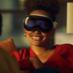Eine Person trägt eine Apple Vision Pro auf dem Kopf, auf deren Außenbildschirm Augen zu sehen sind.