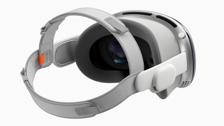 Ansicht einer Apple Vision Pro mit Dual-Loop-Kopfband von schräg hinten.