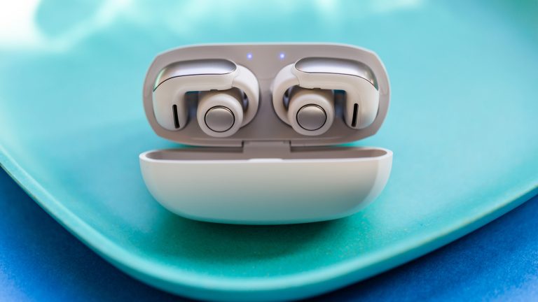 Bose Ultra Open Earbuds Die Bose Ultra Open Earbuds liegen in ihrem Ladecase und laden.