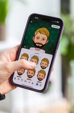 Eine Person hält ein iPhone in der Hand, auf der die Bitmoji-Erstellung zu sehen ist.