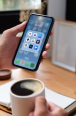 Ein Smartphone mit App-Icons verschiedener KI-Tools.